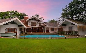 Stayvista'S Gulmohar Gardens - Mountain Nestled Villa With Outdoor Heated Pool, Cozy Gazebo & Games Room